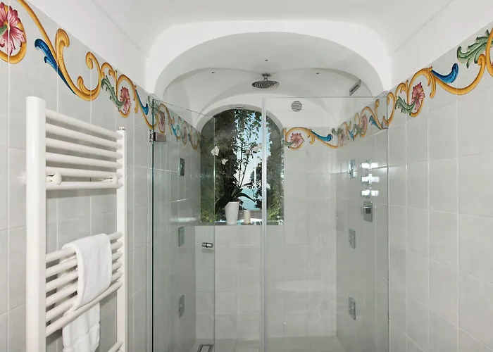 Yiara (adults Only) بوسيتانو